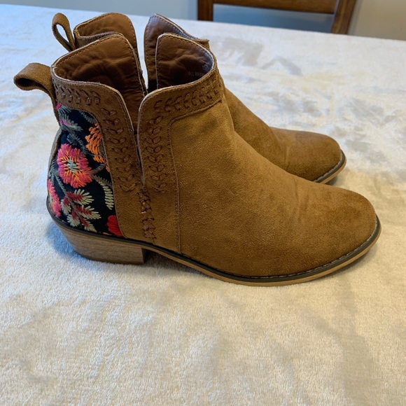 Floral accent boots size 6 - Picture 2 of 4